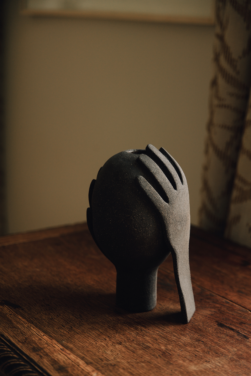 Le vase Je te protège fait partie de la collection "à mains nues" évoquant la douceur, la confiance et l'amour inconditionnel. L'artiste Thalia Dalecky a voulu exprimer dans cette pièce la sensation du soutien et de consolation d'une caresse, la tendresse d'une main sur la peau, l'abandon dans l'autre jusqu'à l'acceptation de sa propre vulnérabilité . Se reposer en quelqu'un que l'on aime et baisser sa garde, se laisser porter...