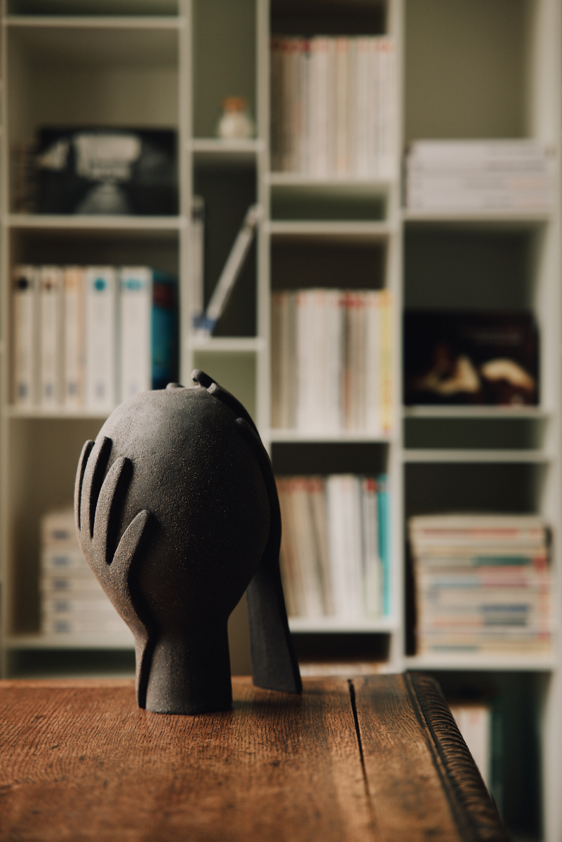 Le vase Je te protège fait partie de la collection "à mains nues" évoquant la douceur, la confiance et l'amour inconditionnel. L'artiste Thalia Dalecky a voulu exprimer dans cette pièce la sensation du soutien et de consolation d'une caresse, la tendresse d'une main sur la peau, l'abandon dans l'autre jusqu'à l'acceptation de sa propre vulnérabilité . Se reposer en quelqu'un que l'on aime et baisser sa garde, se laisser porter...