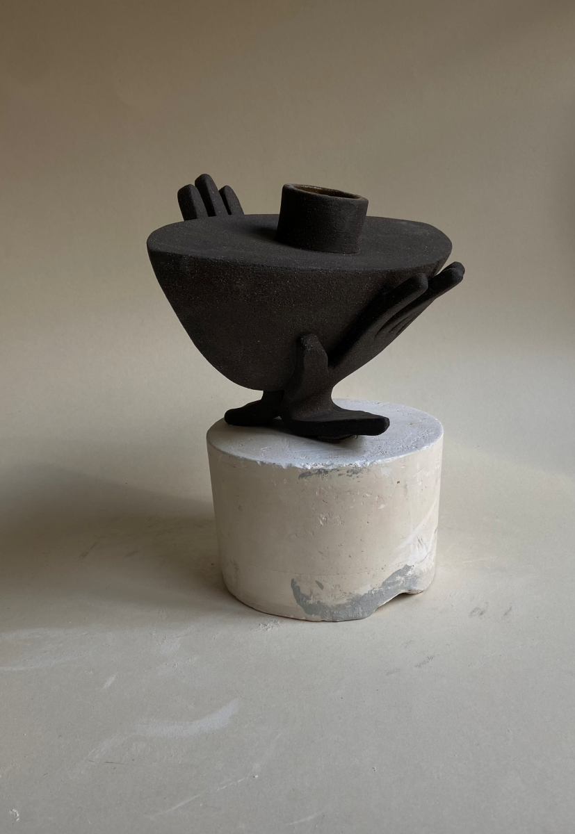 Le vase Je t'accompagne fait partie de la collection "à mains nues" évoquant la douceur, la confiance et l'amour inconditionnel. L'artiste Thalia Dalecky a voulu exprimer dans cette pièce la sensation du soutien et de consolation d'une caresse, la tendresse d'une main sur la peau, l'abandon dans l'autre jusqu'à l'acceptation de sa propre vulnérabilité . Se reposer en quelqu'un que l'on aime et baisser sa garde, se laisser porter...