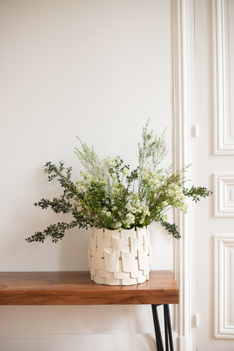 Le vase Sève en exclusivité chez Caroline Andréoni La Maison, est la pièce maîtresse de la collection. Cette dernière tire son nom de la nature, source d'inspiration intarissable de la créatrice Adeline Delesalle. Faisant référence à l'essence même des plantes, la collection s'apparente à des feuilles stylisées par ses formes et ses empiècements.