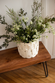 Le vase Sève en exclusivité chez Caroline Andréoni La Maison, est la pièce maîtresse de la collection. Cette dernière tire son nom de la nature, source d'inspiration intarissable de la créatrice Adeline Delesalle. Faisant référence à l'essence même des plantes, la collection s'apparente à des feuilles stylisées par ses formes et ses empiècements.