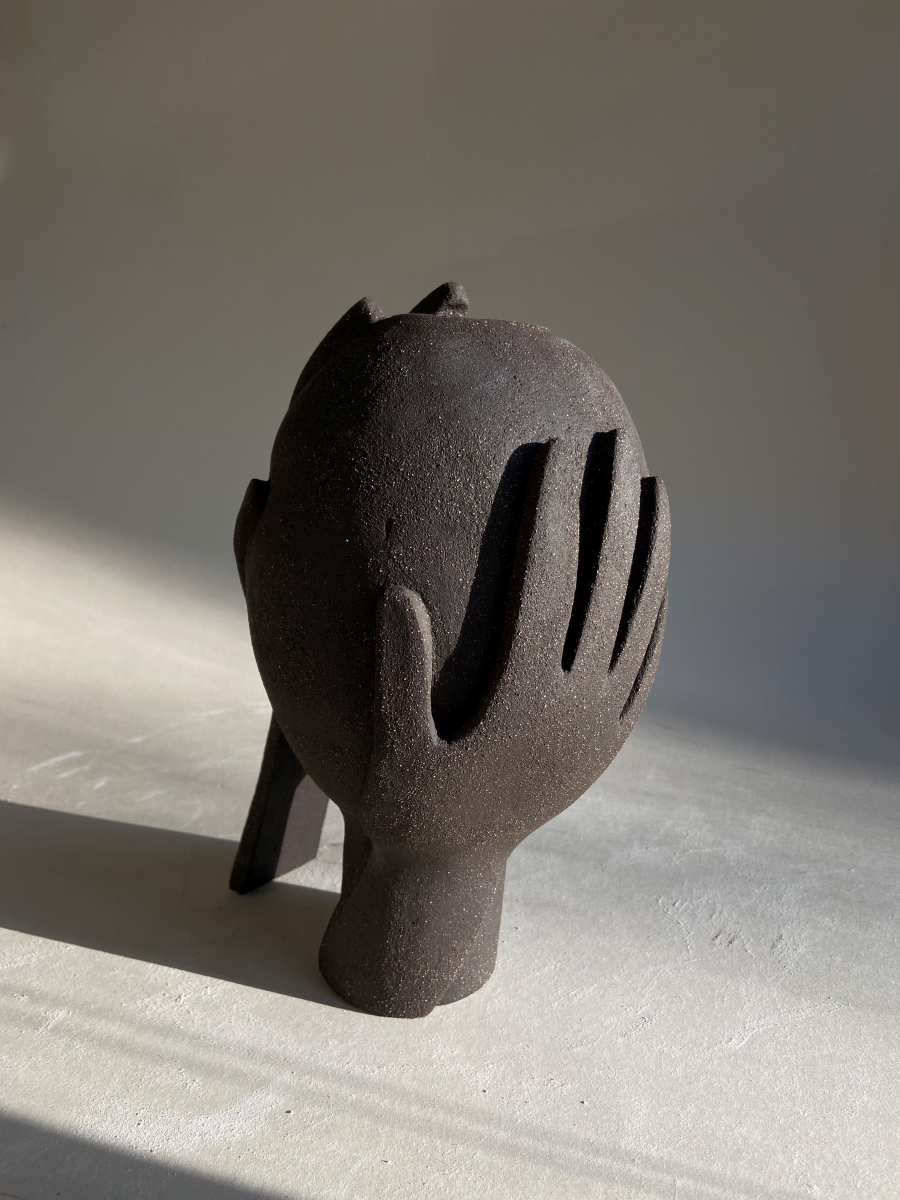 Le vase Je te protège fait partie de la collection "à mains nues" évoquant la douceur, la confiance et l'amour inconditionnel. L'artiste Thalia Dalecky a voulu exprimer dans cette pièce la sensation du soutien et de consolation d'une caresse, la tendresse d'une main sur la peau, l'abandon dans l'autre jusqu'à l'acceptation de sa propre vulnérabilité . Se reposer en quelqu'un que l'on aime et baisser sa garde, se laisser porter...