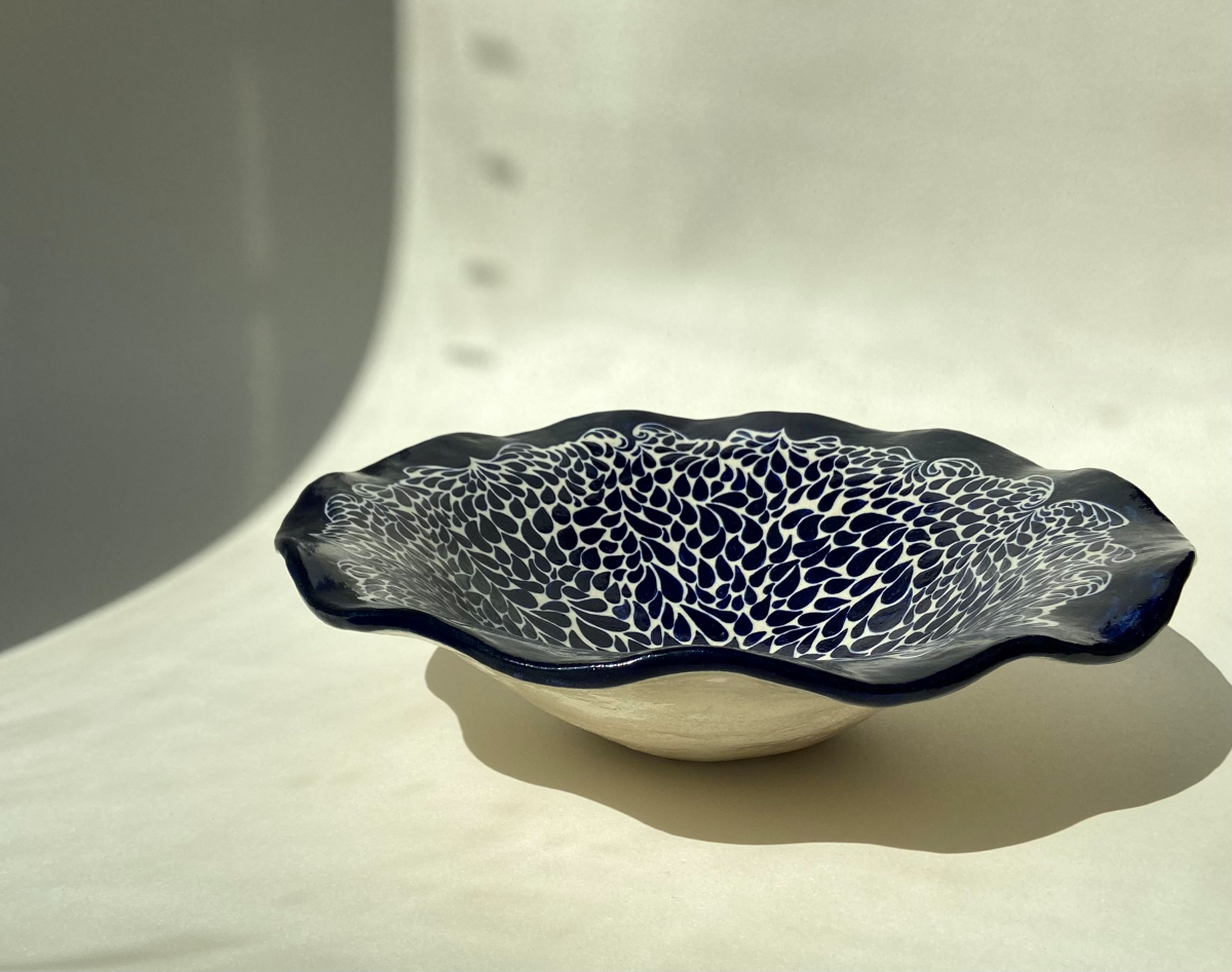 La vasque à poser Acqua en grès chamotté couleur crème par l'artiste Thalia Dalecky est peinte minutieusement à la main en bleu nuit. Cette pièce incarne une élégance raffinée en associant la profondeur du bleu à des accents de crème.