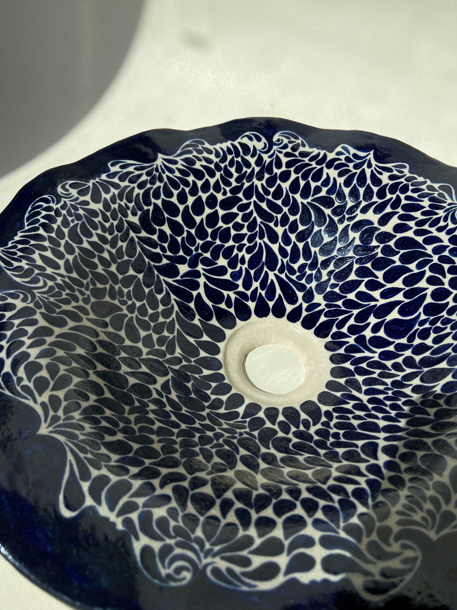 La vasque à poser Acqua en grès chamotté couleur crème par l'artiste Thalia Dalecky est peinte minutieusement à la main en bleu nuit. Cette pièce incarne une élégance raffinée en associant la profondeur du bleu à des accents de crème.
