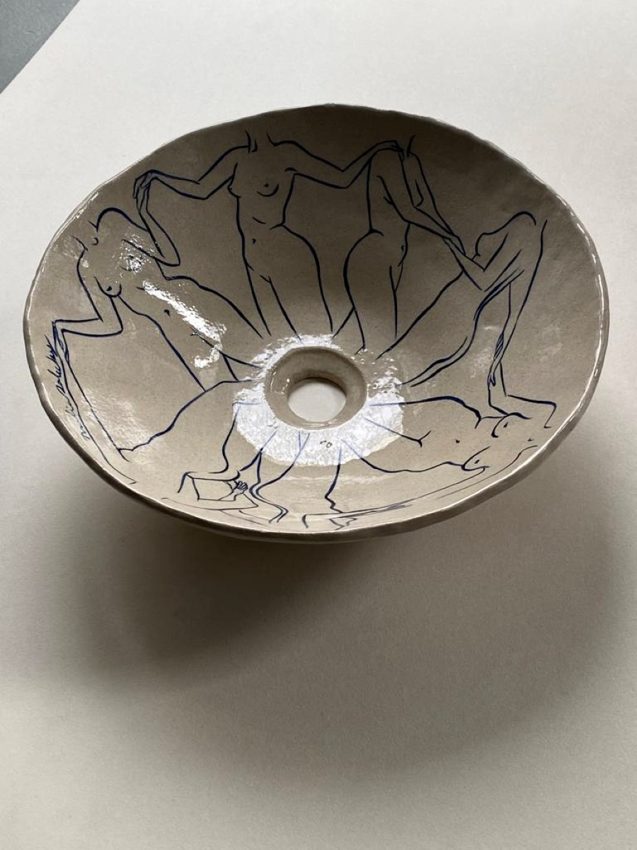L'artiste Thalia Dalecky propose une vasque à poser "Danseuses" représentant des nus féminins dessinés à la main de couleur bleu nuit. Cette œuvre elle honore toutes les femmes qui l’entourent de près ou de loin : celles qui ont quelque chose à dire, celles qui se battent, qui se sont battues et celles qui sont en paix. Avec un diamètre entre 38 et 42 centimètres et une hauteur de 15 centimètres, cette vasque est travaillée avec du grès blanc, un émail transparent brillant et une peinture bleu océan.