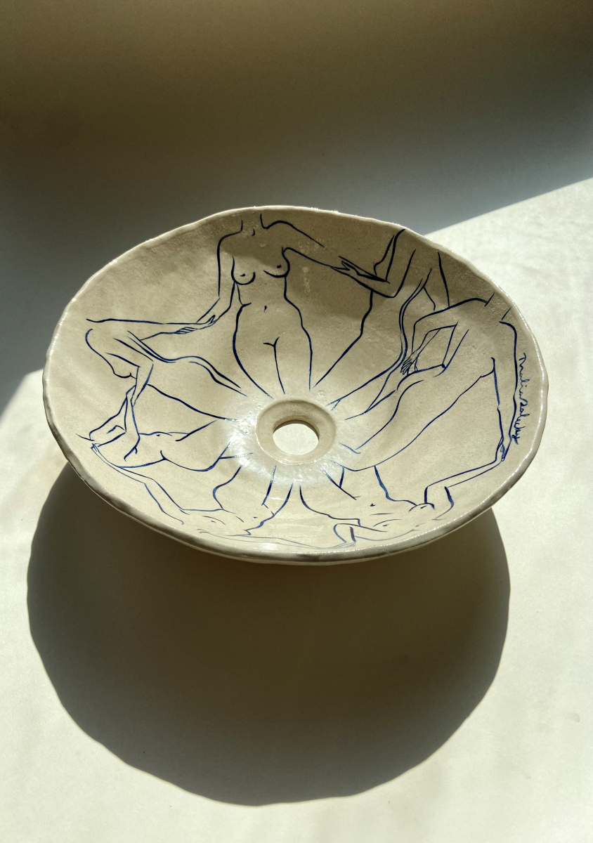 L'artiste Thalia Dalecky propose une vasque à poser "Danseuses" représentant des nus féminins dessinés à la main de couleur bleu nuit. Cette œuvre elle honore toutes les femmes qui l’entourent de près ou de loin : celles qui ont quelque chose à dire, celles qui se battent, qui se sont battues et celles qui sont en paix. Avec un diamètre entre 38 et 42 centimètres et une hauteur de 15 centimètres, cette vasque est travaillée avec du grès blanc, un émail transparent brillant et une peinture bleu océan.