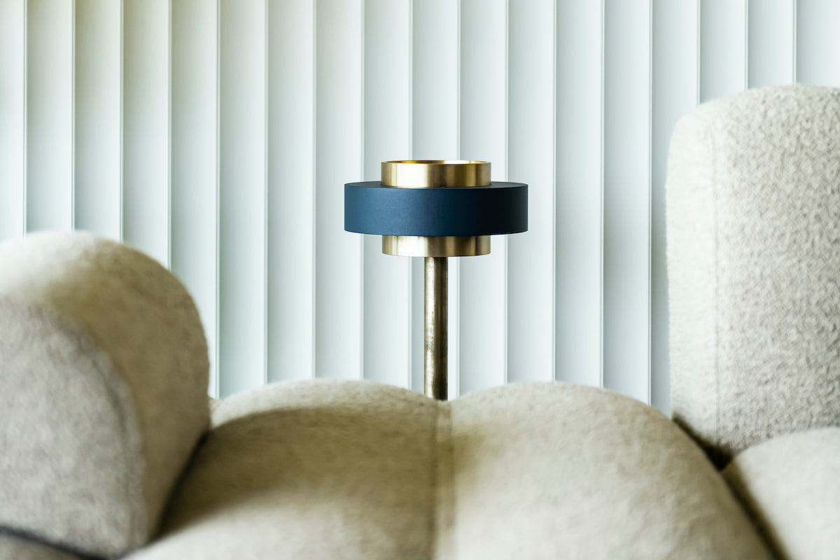 Réminiscence du 20 ème siècle élégant, la gamme de cendriers est inspirée de deux objets que Marine Breynaert voyait dans le salon de ses grands-parents : le cendrier sur pied et le petit cendrier de table. La créatrice les revisite avec un œil contemporain. Elle convoque l'atmosphère des brasseries parisiennes et des fumoirs, des mondanités chaleureuses resserrées, invitant à la conversation. Les cendriers rythment l'espace : points virgule pour le regard, ils ne s'adressent plus seulement aux fumeur.