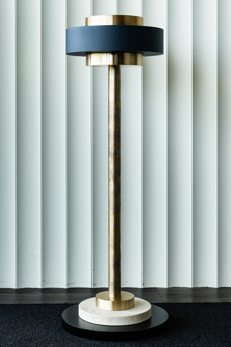 Réminiscence du 20 ème siècle élégant, la gamme de cendriers est inspirée de deux objets que Marine Breynaert voyait dans le salon de ses grands-parents : le cendrier sur pied et le petit cendrier de table. La créatrice les revisite avec un œil contemporain. Elle convoque l'atmosphère des brasseries parisiennes et des fumoirs, des mondanités chaleureuses resserrées, invitant à la conversation. Les cendriers rythment l'espace : points virgule pour le regard, ils ne s'adressent plus seulement aux fumeur.