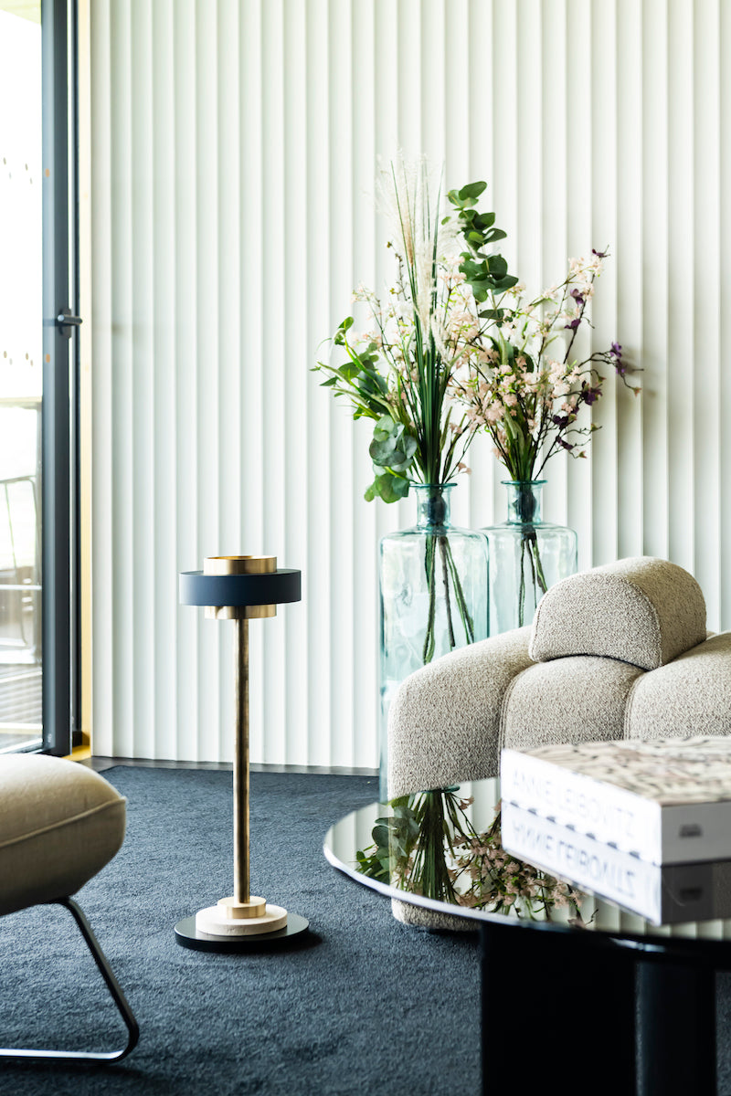 Réminiscence du 20 ème siècle élégant, la gamme de cendriers est inspirée de deux objets que Marine Breynaert voyait dans le salon de ses grands-parents : le cendrier sur pied et le petit cendrier de table. La créatrice les revisite avec un œil contemporain. Elle convoque l'atmosphère des brasseries parisiennes et des fumoirs, des mondanités chaleureuses resserrées, invitant à la conversation. Les cendriers rythment l'espace : points virgule pour le regard, ils ne s'adressent plus seulement aux fumeurs.