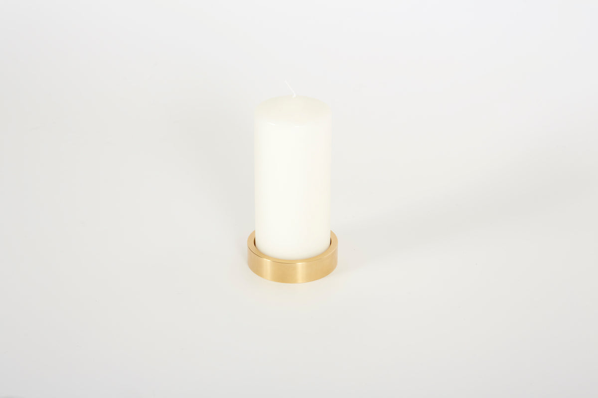 Intemporel et indispensable, le petit cendrier se mue tantôt en vide-poches, tantôt en bougeoir. Le travail précis des proportions et de la couleur va dans le sens de l'équilibre : un objet&nbsp; simple, une harmonie paisible et immédiate.