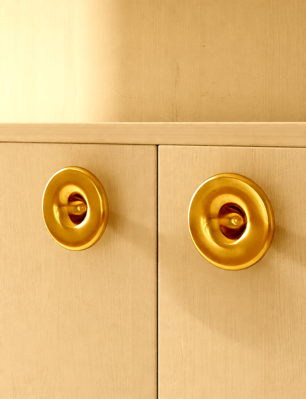 Le bouton de meubles Cava en laiton est fabriqué à la main selon la technologie de moulage traditionnelle en Pologne, par des artisans expérimentés.  Tel un bijou, il se caractérise par ses lignes minimalistes et élégantes.&nbsp;