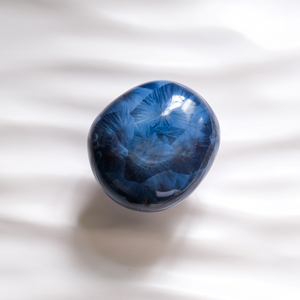 La patère Agate tire son nom de la pierre précieuse éponyme. Les Grecs et les Égyptiens l'utilisaient déjà dans la confection d'objets sacrés. Chaque patère possède sa propre personnalité, accentuée par les émaux cristallisés ou colorés qui s'harmonisent avec sa forme douce et organique, reflétant la diversité des teintes présentes dans les pierres d'Agate.

Son design intemporel et organique évoque la beauté et la simplicité des galets, tandis que sa délicate base est ornée d'une bague en laiton brossé