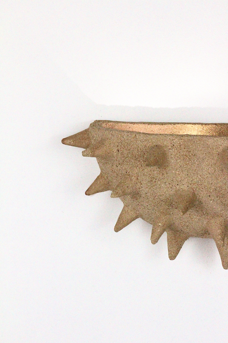 Cette applique Jupiter constituée de grès chamotte présente une texture avec des grains de sable. Chaque pièce est unique, numérotée, signée et modelée manuellement dans un grès chamotte, une argile cuite plusieurs fois entre 900 et 1400 degrés. Au cours de ce processus, l'objet devient aussi solide que la pierre. C'est par l'assemblage, le modelage, la sculpture et les différentes cuissons que l'objet se révèle.

Grâce à la céramique, Alan Louis capture l’essence de l’élégance brute et naturelle.