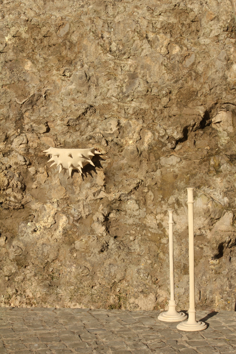 Cette applique Jupiter constituée de grès chamotte présente une texture avec des grains de sable. Chaque pièce est unique, numérotée, signée et modelée manuellement dans un grès chamotte, une argile cuite plusieurs fois entre 900 et 1400 degrés. Au cours de ce processus, l'objet devient aussi solide que la pierre. C'est par l'assemblage, le modelage, la sculpture et les différentes cuissons que l'objet se révèle.

Grâce à la céramique, Alan Louis capture l'essence particulière de l'élégance brute.