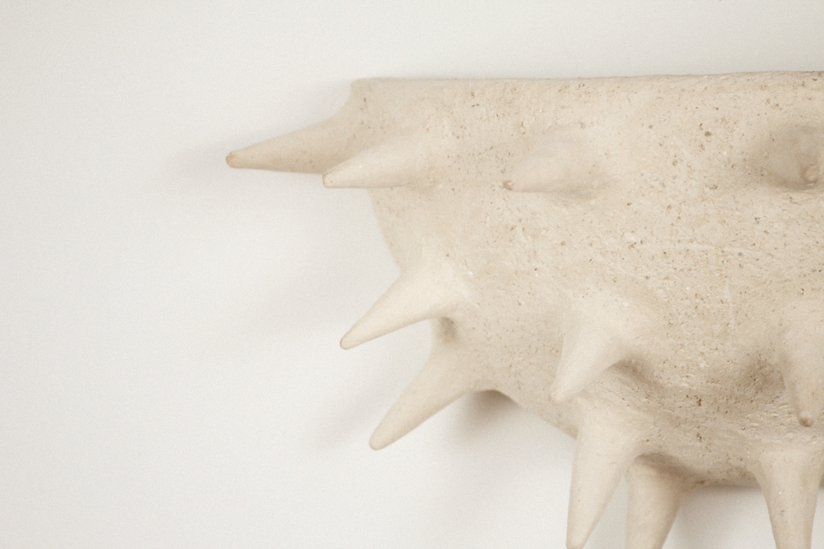 Cette applique Jupiter constituée de grès chamotte présente une texture avec des grains de sable. Chaque pièce est unique, numérotée, signée et modelée manuellement dans un grès chamotte, une argile cuite plusieurs fois entre 900 et 1400 degrés. Au cours de ce processus, l'objet devient aussi solide que la pierre. C'est par l'assemblage, le modelage, la sculpture et les différentes cuissons que l'objet se révèle.

Grâce à la céramique, Alan Louis capture l'essence particulière de l'élégance brute.