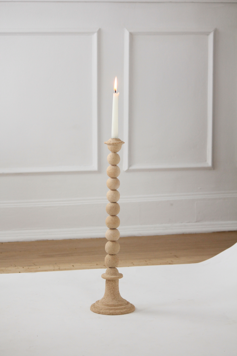 Ce bougeoir Rio constitué de grès chamotte présente une texture avec des grains de sable. Chaque pièce est unique, numérotée, signée et modelée manuellement dans un grès chamotte, une argile cuite plusieurs fois entre 900 et 1400 degrés.

Grâce à la céramique, Alan Louis capture l’essence particulière de l’élégance brute et naturelle.