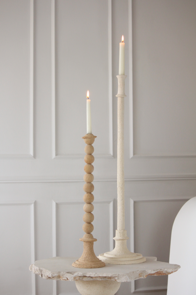 Ce bougeoir Rio constitué de grès chamotte présente une texture avec des grains de sable. Chaque pièce est unique, numérotée, signée et modelée manuellement dans un grès chamotte, une argile cuite plusieurs fois entre 900 et 1400 degrés.

Grâce à la céramique, Alan Louis capture l’essence particulière de l’élégance brute et naturelle.