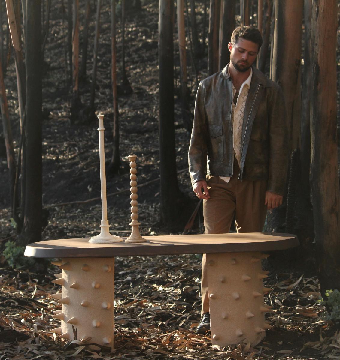 Ce bougeoir Rio constitué de grès chamotte présente une texture avec des grains de sable. Chaque pièce est unique, numérotée, signée et modelée manuellement dans un grès chamotte, une argile cuite plusieurs fois entre 900 et 1400 degrés.

Grâce à la céramique, Alan Louis capture l’essence particulière de l’élégance brute et naturelle.