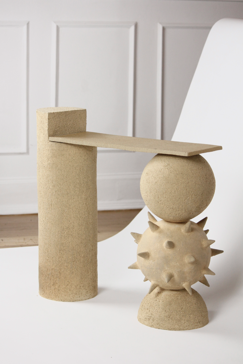 Ce bout de canapé Jupiter constitué de grès chamotte présente une texture avec des grains de sable. Réalisé par notre créateur Alan Louis, chaque banc est unique, numéroté, signé et modelé manuellement dans un grès chamotté, une argile cuite plusieurs fois entre 900 et 1400 degrés.

Grâce à la céramique, Alan Louis capture l’essence particulière de l’élégance brute et naturelle.