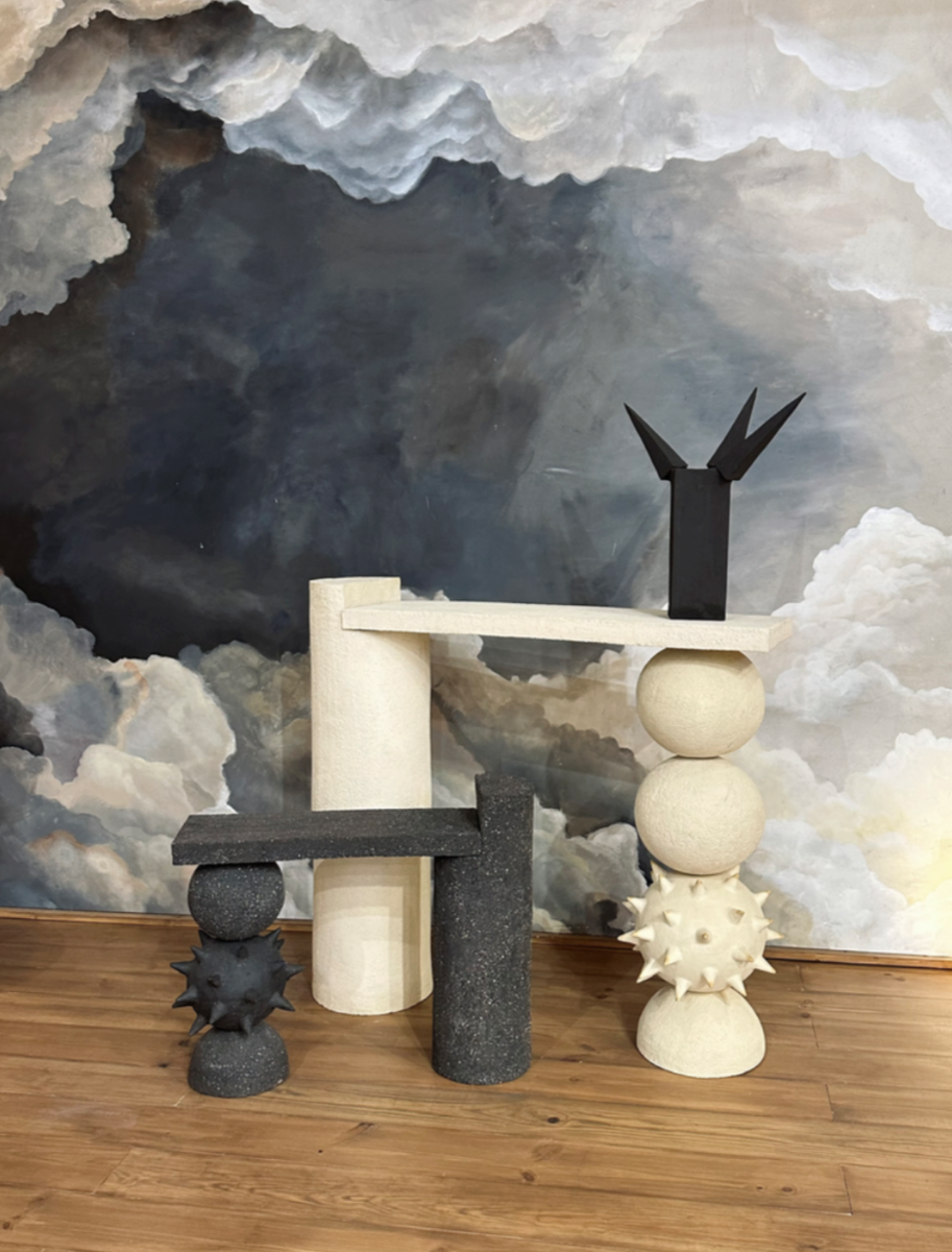 Jupiter est une console constituée de grès chamotté, fabriqué par notre créateur Alan Louis. Elle présente une texture avec des grains de sable. Chaque pièce est unique, numérotée, signée et modelée manuellement dans un grès chamotte, une argile cuite plusieurs fois entre 900 et 1400 degrés. Au cours de ce processus, l'objet devient aussi solide que la pierre. C'est par l'assemblage, le modelage, la sculpture et les différentes cuissons que l'objet se révèle.