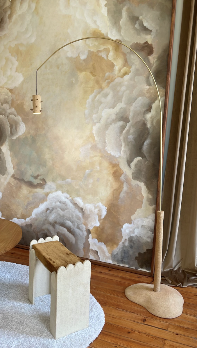 Ce lampadaire Ostentus constitué de grès chamotte présente une texture avec des grains de sable. Chaque pièce est unique, numérotée, signée et modelée manuellement dans un grès chamotte, une argile cuite plusieurs fois entre 900 et 1400 degrés.

Grâce à la céramique, Alan Louis capture l’essence particulière de l’élégance brute et naturelle.