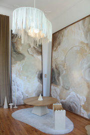 Ce lustre Libra est doté d'aiguilles en porcelaine blanche faites à la main et d'un cadre en acier peint. Chaque pièce est unique, numérotée, signée et modelée manuellement par le créateur Alan Louis.

Il rendra votre pièce originale et élégante grâce à sa touche artistique authentique.