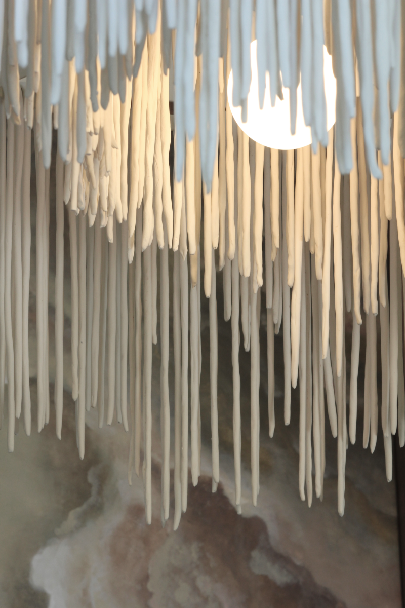 Ce lustre Libra est doté d'aiguilles en porcelaine blanche faites à la main et d'un cadre en acier peint. Chaque pièce est unique, numérotée, signée et modelée manuellement par le créateur Alan Louis.

Il rendra votre pièce originale et élégante grâce à sa touche artistique authentique.