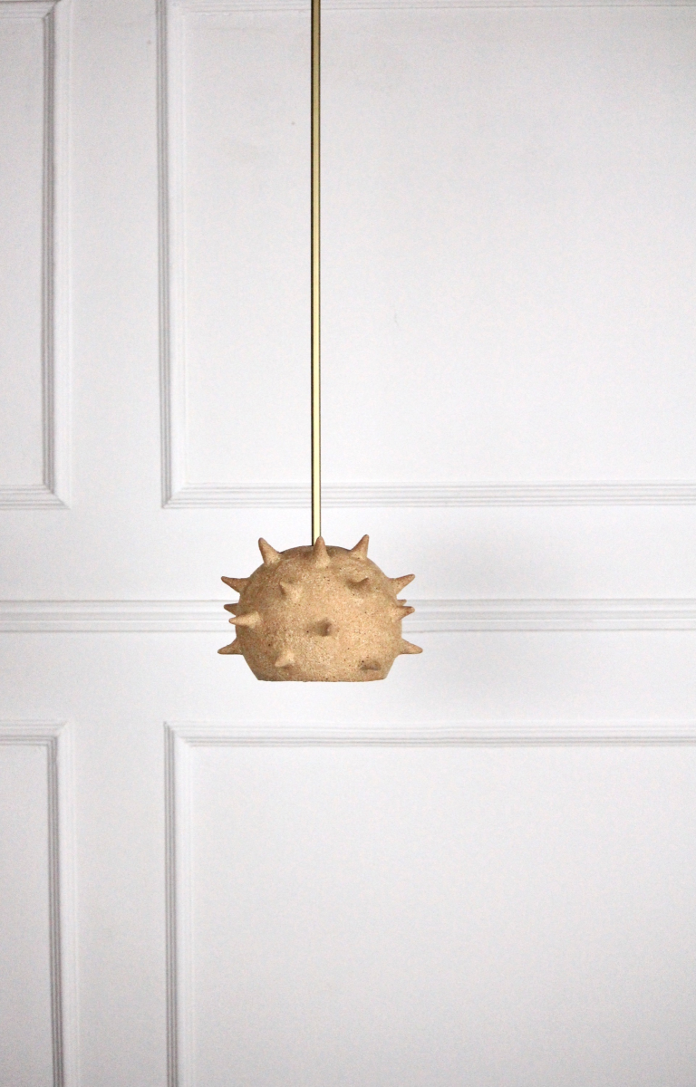Cette suspension Jupiter constituée de grès chamotte présente une texture avec des grains de sable. La tige et le pavillon sont faits de laiton brossé. Chaque pièce est unique, numérotée, signée et modelée manuellement dans un grès chamotte, une argile cuite plusieurs fois entre 900 et 1400 degrés.

Grâce à la céramique, Alan Louis capture l’essence particulière de l’élégance brute et naturelle.