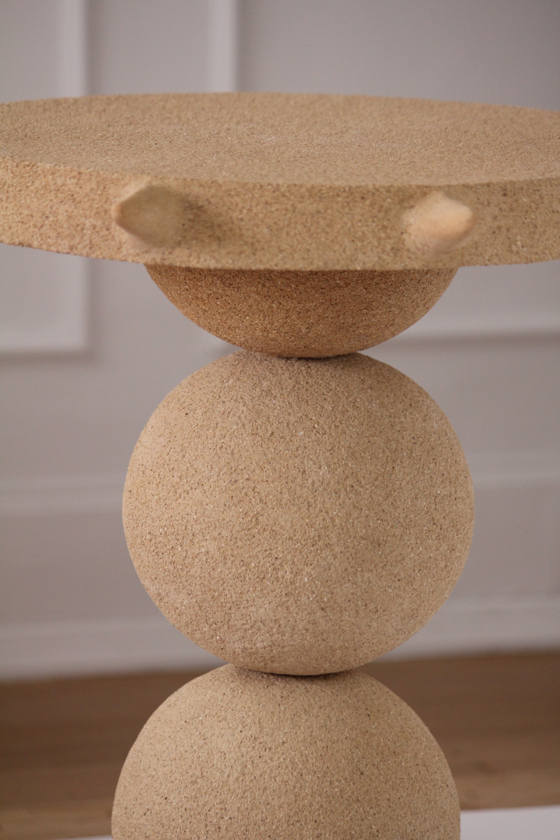 Cette table d'appoint Jupiter constituée de grès chamotte présente une texture avec des grains de sable. Chaque pièce est unique, numérotée, signée et modelée manuellement dans un grès chamotte, une argile cuite plusieurs fois entre 900 et 1400 degrés.

Grâce à la céramique, Alan Louis capture l’essence particulière de l’élégance brute et naturelle.