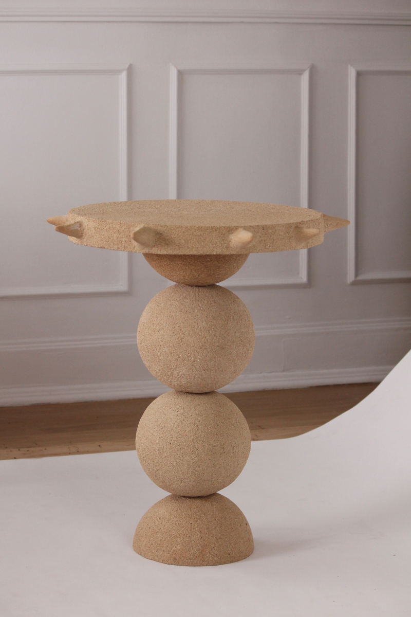 Cette table d'appoint Jupiter constituée de grès chamotte présente une texture avec des grains de sable. Chaque pièce est unique, numérotée, signée et modelée manuellement dans un grès chamotte, une argile cuite plusieurs fois entre 900 et 1400 degrés.

Grâce à la céramique, Alan Louis capture l’essence particulière de l’élégance brute et naturelle.