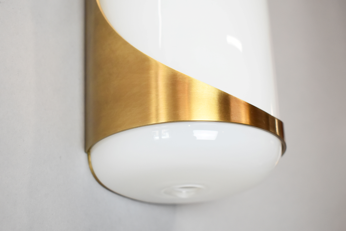 Inspirée des luminaires des ponts de navires, l'applique Cargo, proposée par Caroline Andréoni La Maison, revisite ces références avec une touche de préciosité. Cette lumière puise dans les inspirations de la créatrice : ses voyages, ses souvenirs, son histoire. Ce parallèle entre voyage et création anime profondément Laura, faisant de chaque applique Atelier Demichelis une œuvre d'art vivante, unique et inspirée.