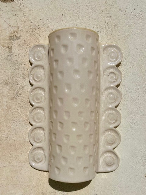 L'applique Ammon est entièrement réalisée à la main par Isabelle Carcy dans son atelier Maison Paradis en méditerranée. La mer Méditerranée, sa faune et sa flore constituent la principale source d’inspiration du travail d’Isabelle à mi-chemin entre la sculpture et la pièce décorative, Il émane une grande poésie dans son travail.

Ici, les fossiles (ammonites et petits coquillages) ont influencé le modelage de cette applique.