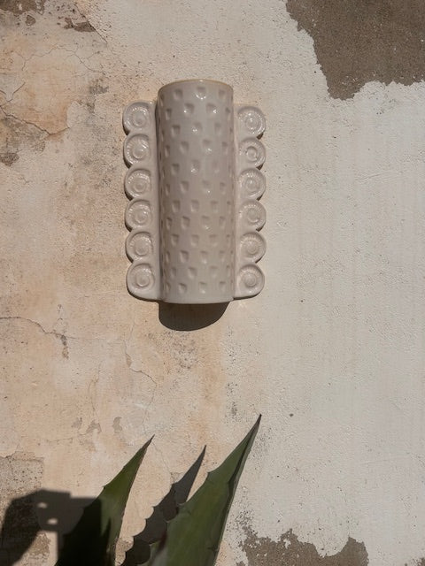 L'applique Ammon est entièrement réalisée à la main par Isabelle Carcy dans son atelier Maison Paradis en méditerranée. La mer Méditerranée, sa faune et sa flore constituent la principale source d’inspiration du travail d’Isabelle à mi-chemin entre la sculpture et la pièce décorative, Il émane une grande poésie dans son travail.

Ici, les fossiles (ammonites et petits coquillages) ont influencé le modelage de cette applique.