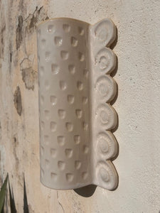 L'applique Ammon est entièrement réalisée à la main par Isabelle Carcy dans son atelier Maison Paradis en méditerranée. La mer Méditerranée, sa faune et sa flore constituent la principale source d’inspiration du travail d’Isabelle à mi-chemin entre la sculpture et la pièce décorative, Il émane une grande poésie dans son travail.

Ici, les fossiles (ammonites et petits coquillages) ont influencé le modelage de cette applique.