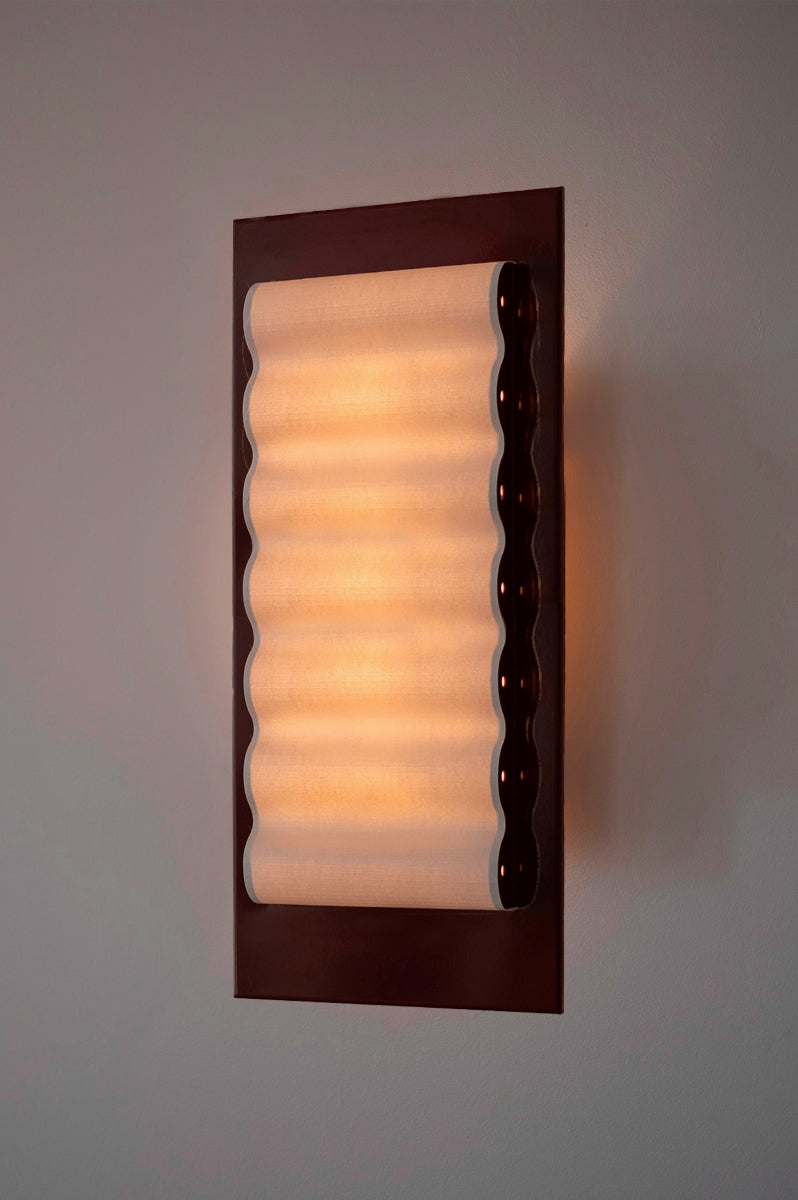 Les appliques Frame Alu Brun de Violaine d'Harcourt sont fabriquées à la main au Portugal, en aluminium laqué brun-rouge et papier.

Dotées d'un design minimaliste et rendant un subtil hommage à l'architecture moderne, les appliques murales Frame sont réalisées avec des matériaux contrastés qui rehaussent le toucher doux d'une vague de papier.