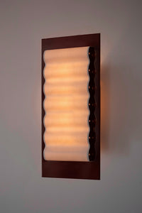 Les appliques Frame Alu Brun de Violaine d'Harcourt sont fabriquées à la main au Portugal, en aluminium laqué brun-rouge et papier.

Dotées d'un design minimaliste et rendant un subtil hommage à l'architecture moderne, les appliques murales Frame sont réalisées avec des matériaux contrastés qui rehaussent le toucher doux d'une vague de papier.