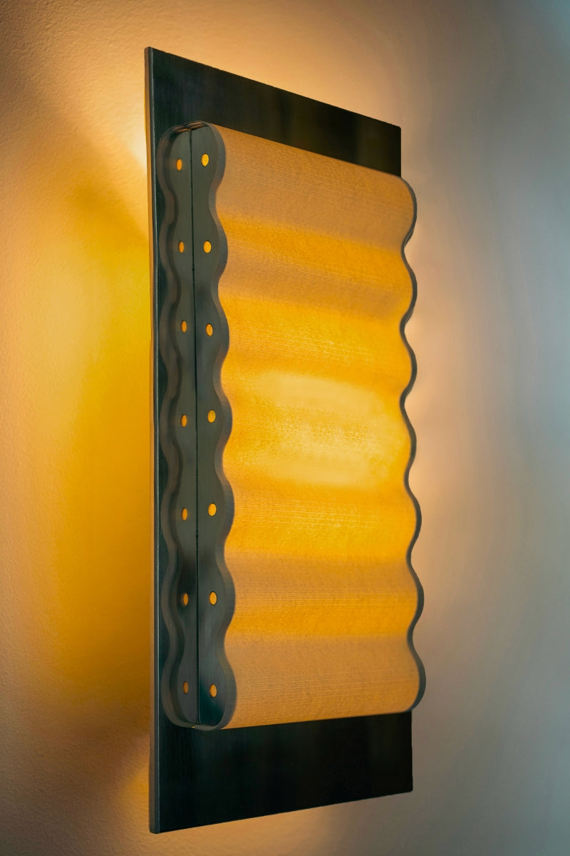 Les appliques Frame Acier Miroir de Violaine d'Harcourt sont fabriquées à la main au Portugal, en acier laqué argenté et en papier.

Dotées d'un design minimaliste et rendant un subtil hommage à l'architecture moderne, les appliques murales Frame sont réalisées avec des matériaux contrastés qui rehaussent le toucher doux d'une vague de papier.