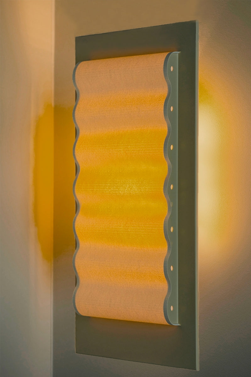 Les appliques Frame Acier laqué de Violaine d'Harcourt sont fabriquées à la main au Portugal, en acier laqué blanc cassé et en papier.

Dotées d'un design minimaliste et rendant un subtil hommage à l'architecture moderne, les appliques murales Frame sont réalisées avec des matériaux contrastés qui rehaussent le toucher doux d'une vague de papier.