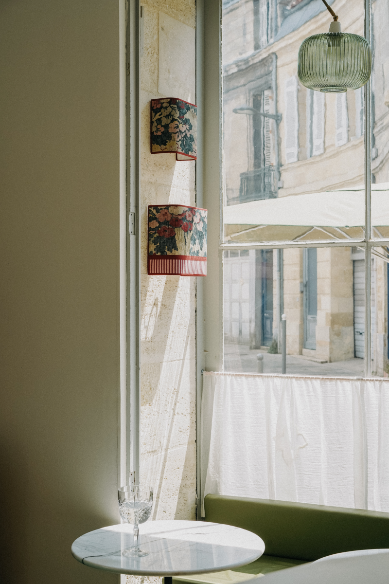 Ajoutez une touche d'élégance florale à votre intérieur avec l'applique murale HARLOW à motifs fleurs. Conçue pour illuminer vos espaces tout en apportant une note de fraîcheur, cette applique est l'accessoire idéal pour toute pièce de la maison.
Elle diffuse une lumière douce et chaleureuse.

Cette applique est le fruit d'une collaboration entre Caroline Andréoni La Maison et My Leone. Elle existe en 2 tailles et en 2 versions différentes : Harlow et Harlow avec tissu à rayures blanche et rouge.