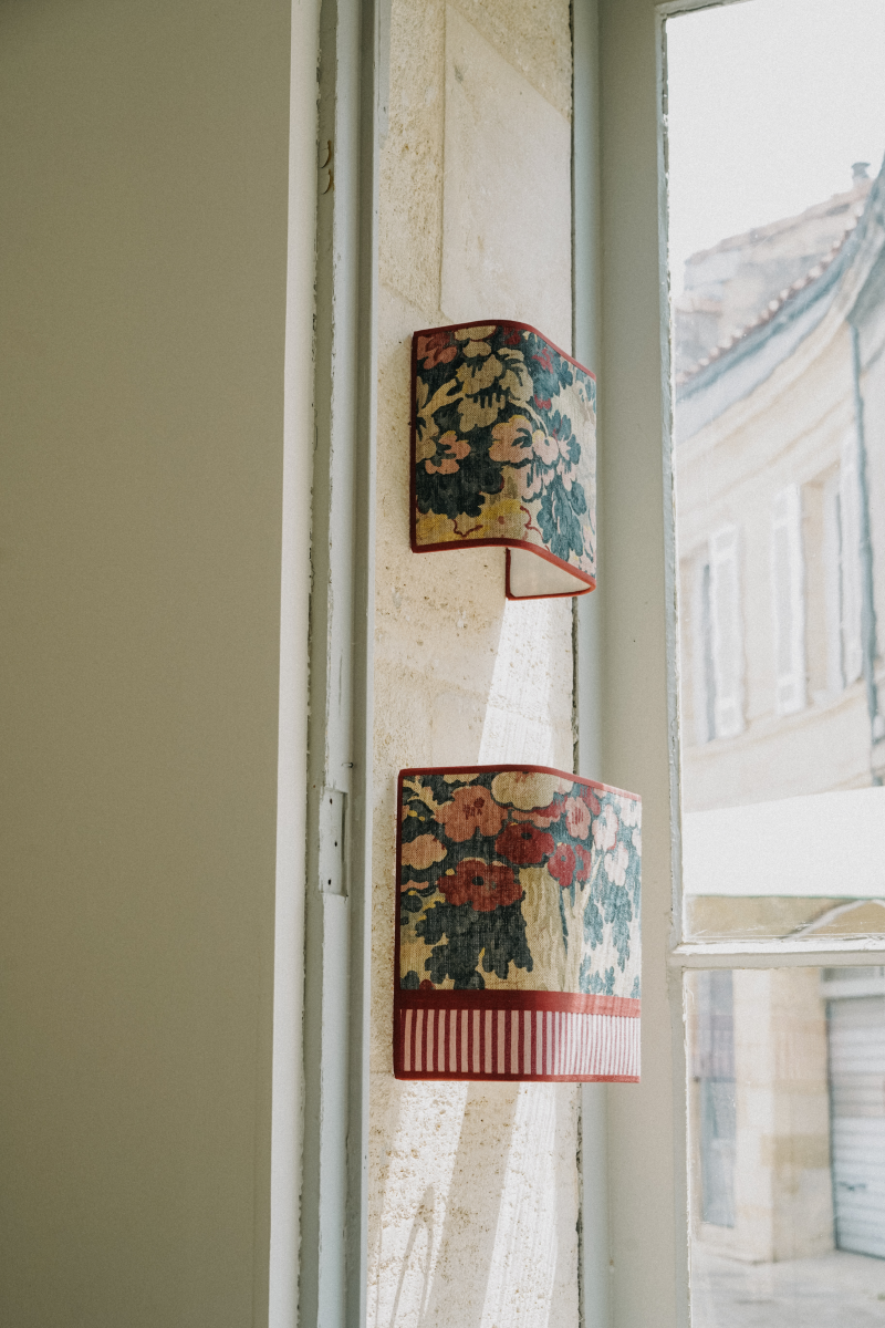 Ajoutez une touche d'élégance florale à votre intérieur avec l'applique murale HARLOW à motifs fleurs. Conçue pour illuminer vos espaces tout en apportant une note de fraîcheur, cette applique est l'accessoire idéal pour toute pièce de la maison.
Elle diffuse une lumière douce et chaleureuse.

Cette applique est le fruit d'une collaboration entre Caroline Andréoni La Maison et My Leone. Elle existe en 2 tailles et en 2 versions différentes : Harlow et Harlow avec tissu à rayures blanche et rouge.