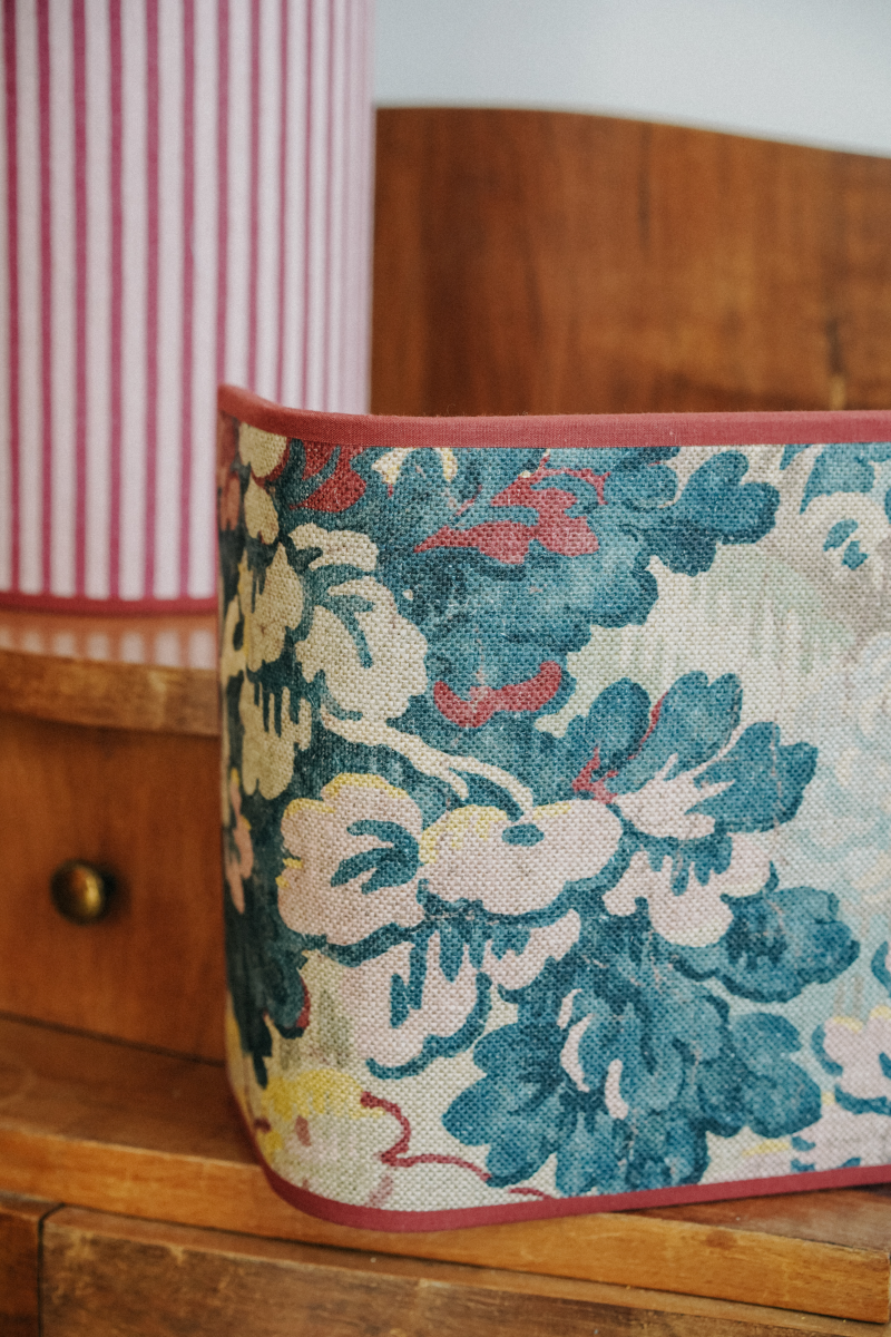 Ajoutez une touche d'élégance florale à votre intérieur avec l'applique murale HARLOW à motifs fleurs. Conçue pour illuminer vos espaces tout en apportant une note de fraîcheur, cette applique est l'accessoire idéal pour toute pièce de la maison.
Elle diffuse une lumière douce et chaleureuse.

Cette applique est le fruit d'une collaboration entre Caroline Andréoni La Maison et My Leone. Elle existe en 2 tailles et en 2 versions différentes : Harlow et Harlow avec tissu à rayures blanche et rouge.