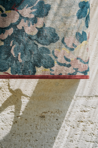 Ajoutez une touche d'élégance florale à votre intérieur avec l'applique murale HARLOW à motifs fleurs. Conçue pour illuminer vos espaces tout en apportant une note de fraîcheur, cette applique est l'accessoire idéal pour toute pièce de la maison.
Elle diffuse une lumière douce et chaleureuse.

Cette applique est le fruit d'une collaboration entre Caroline Andréoni La Maison et My Leone. Elle existe en 2 tailles et en 2 versions différentes : full Harlow et Harlow avec tissu à rayures blanche et rouge.
