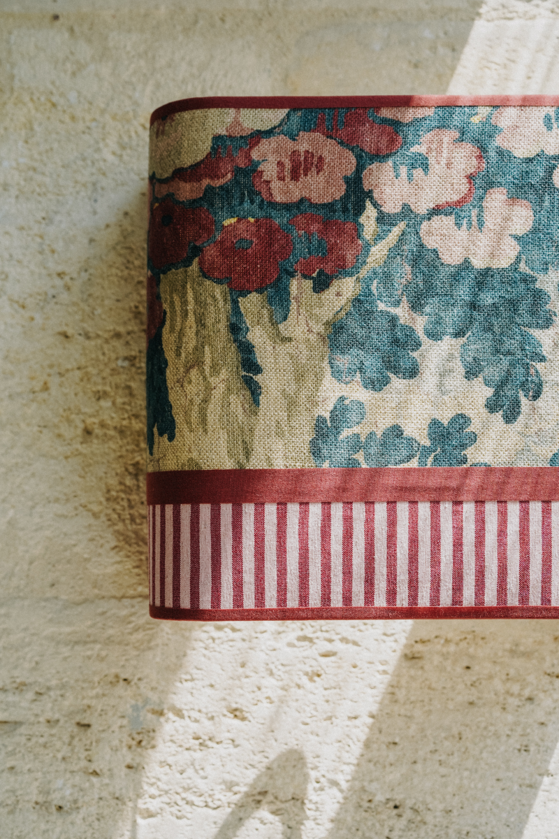 Ajoutez une touche d'élégance florale à votre intérieur avec l'applique murale HARLOW à motifs fleurs. Conçue pour illuminer vos espaces tout en apportant une note de fraîcheur, cette applique est l'accessoire idéal pour toute pièce de la maison.
Elle diffuse une lumière douce et chaleureuse.

Cette applique est le fruit d'une collaboration entre Caroline Andréoni La Maison et My Leone. Elle existe en 2 tailles et en 2 versions différentes : full Harlow et Harlow avec tissu à rayures blanche et rouge.