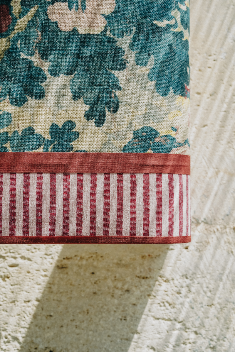 Ajoutez une touche d'élégance florale à votre intérieur avec l'applique murale HARLOW à motifs fleurs. Conçue pour illuminer vos espaces tout en apportant une note de fraîcheur, cette applique est l'accessoire idéal pour toute pièce de la maison.
Elle diffuse une lumière douce et chaleureuse.

Cette applique est le fruit d'une collaboration entre Caroline Andréoni La Maison et My Leone. Elle existe en 2 tailles et en 2 versions différentes : full Harlow et Harlow avec tissu à rayures blanche et rouge.