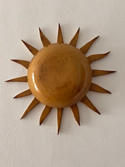 L'applique Hélios est entièrement réalisée à la main par Isabelle Carcy dans son atelier Maison Paradis en méditerranée. La mer Méditerranée, sa faune et sa flore constituent la principale source d’inspiration du travail d’Isabelle à mi-chemin entre la sculpture et la pièce décorative, Il émane une grande poésie dans son travail.

Ici, c'est le soleil de méditerranée présenté en ocre. Un grand soin a été apporté à la confection de cette applique.