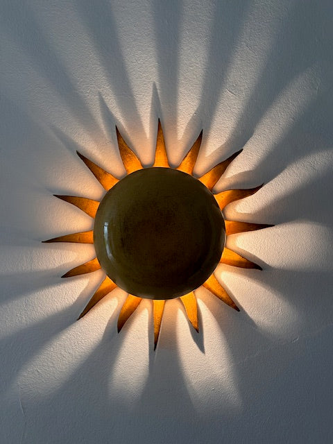 L'applique Hélios est entièrement réalisée à la main par Isabelle Carcy dans son atelier Maison Paradis en méditerranée. La mer Méditerranée, sa faune et sa flore constituent la principale source d’inspiration du travail d’Isabelle à mi-chemin entre la sculpture et la pièce décorative, Il émane une grande poésie dans son travail.

Ici, c'est le soleil de méditerranée présenté en ocre. Un grand soin a été apporté à la confection de cette applique.