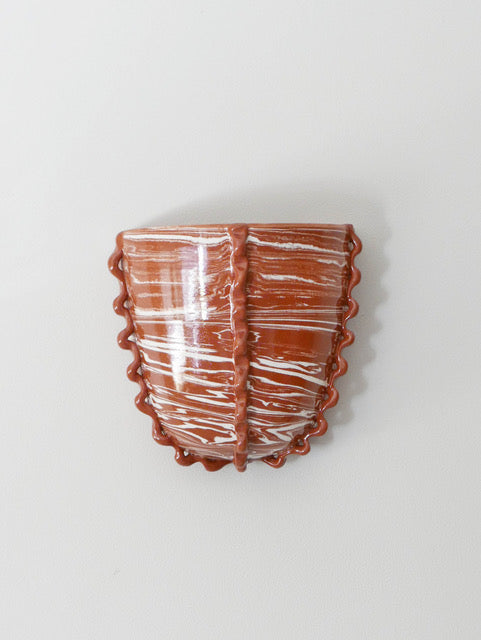 Fruit d’une rencontre entre Datcha et Caroline Andréoni La Maison, l'applique "Kassabah" incarne l’équilibre parfait entre savoir-faire ancestral et design contemporain.

Entièrement façonnée à la main dans les ateliers de potiers marocains, chaque pièce est unique. L'applique est en faïence émaillée, réalisé selon la technique des terres mêlées, dévoilant un marbré naturel aux nuances terracotta et ivoire.