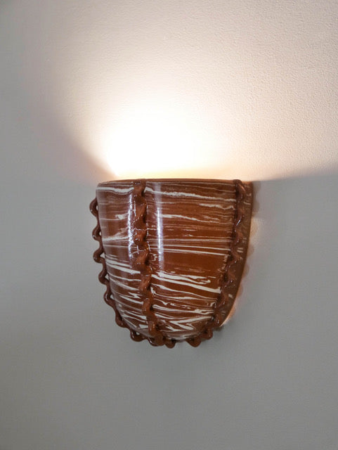 Fruit d’une rencontre entre Datcha et Caroline Andréoni La Maison, l'applique "Kassabah" incarne l’équilibre parfait entre savoir-faire ancestral et design contemporain.

Entièrement façonnée à la main dans les ateliers de potiers marocains, chaque pièce est unique. L'applique est en faïence émaillée, réalisé selon la technique des terres mêlées, dévoilant un marbré naturel aux nuances terracotta et ivoire.