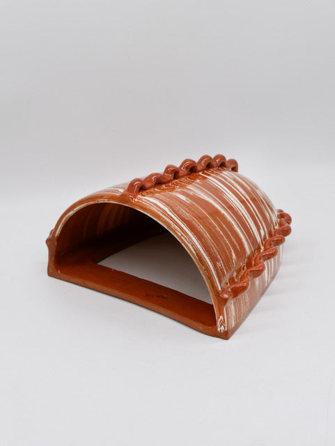 Fruit d’une rencontre entre Datcha et Caroline Andréoni La Maison, l'applique "Kassabah" incarne l’équilibre parfait entre savoir-faire ancestral et design contemporain.

Entièrement façonnée à la main dans les ateliers de potiers marocains, chaque pièce est unique. L'applique est en faïence émaillée, réalisé selon la technique des terres mêlées, dévoilant un marbré naturel aux nuances terracotta et ivoire.