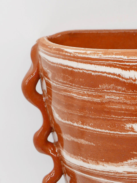 Fruit d’une rencontre entre Datcha et Caroline Andréoni La Maison, l'applique "Kassabah" incarne l’équilibre parfait entre savoir-faire ancestral et design contemporain.

Entièrement façonnée à la main dans les ateliers de potiers marocains, chaque pièce est unique. L'applique est en faïence émaillée, réalisé selon la technique des terres mêlées, dévoilant un marbré naturel aux nuances terracotta et ivoire.